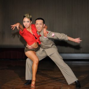 喜びの舞を踊る　渡邉朋典・渡邉由加里組